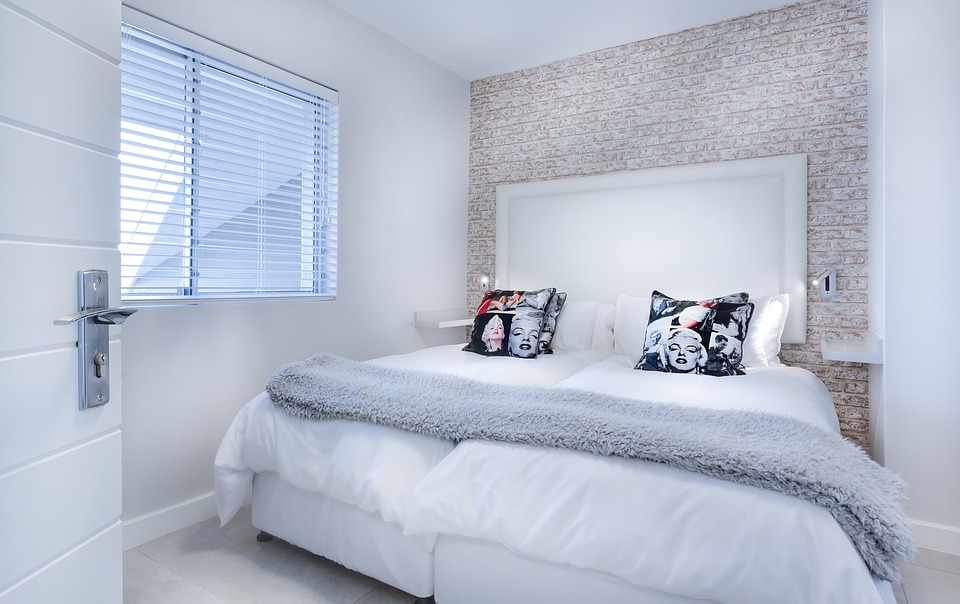 Tapeta dekoracyjna – jej rola w aranżacji sypialni